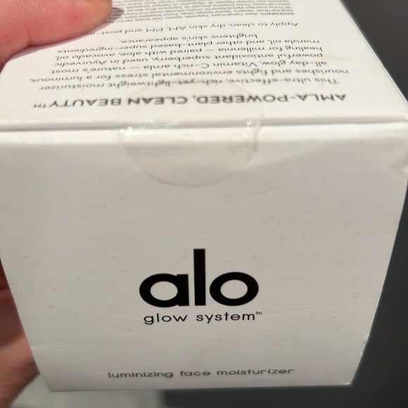 Alo Luminizing Facial Moisturizer - Picture 4 of 4